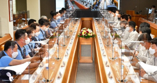 지난달 26일 현대차 노사가 울산공장에서 2021년 임금 및 단체협약 교섭 상견례를 하고 있는 모습. <연합뉴스>